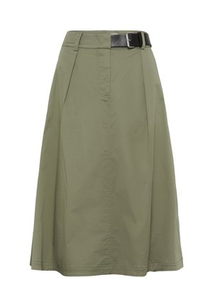 Knielanger, olivgrüner A-Linien-Rock mit Falten und breitem schwarzem Gürtel mit silberner Schnalle vor weißem Hintergrund.
