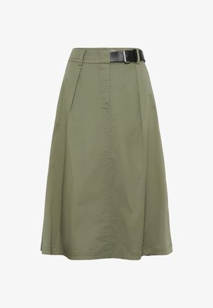 Jupe trapèze longueur genou de couleur vert olive avec des plis et une large ceinture noire avec une boucle argentée sur fond blanc.