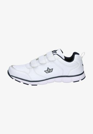 Weißer Sportschuh mit Klettverschlussriemen, Gummisohle, marineblauen Akzenten und einem Logo an der Seite, mit einem glatten synthetischen Obermaterial.