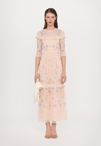 Maxi-jurk in doorzichtig lichtroze met bloemmotieven in pastelkleuren. Heeft een volants-boordlijn, driekwartmouwen en een gelaagde rok.