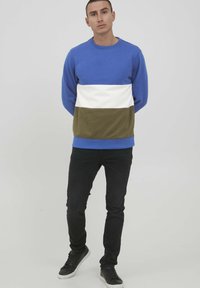 Felpa a blocchi di colore blu, bianca e verde oliva con collo rotondo, polsini e orlo a costine, realizzata in morbido tessuto misto cotone.