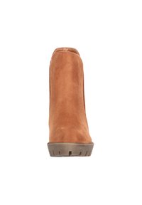 Botas de ante marrón hasta el tobillo con puntera redondeada, con suela de goma y un diseño minimalista, vistas desde el frente.