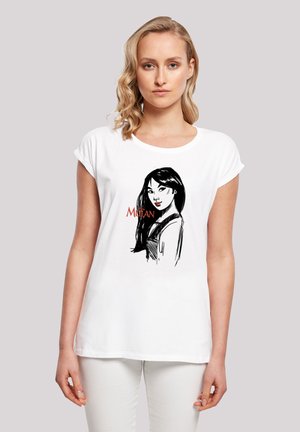 Weißes Baumwoll-T-Shirt mit einem schwarzen Skizzendruck einer Frau und dem Wort "Mulan" in Rot, mit kurzen Ärmeln und lockerer Passform.