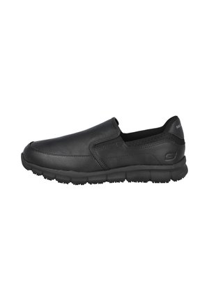 Zapato casual negro sin cordones con suela texturizada y cuello acolchado, con costuras sutiles y un pequeño logo en el lateral y el talón.