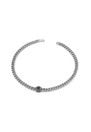 Collier chaîne en argent avec pierre précieuse noire hexagonale en pendentif central et fermoir homard sur fond blanc.