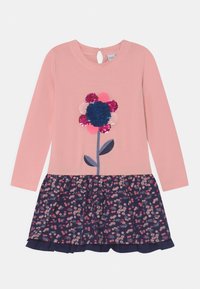 Vestido largo de manga larga rosa con un dise�ño de flores con lentejuelas en el cuerpo y una falda con estampado floral en azul marino. Presenta una espalda con abertura en forma de llave y un dobladillo con volantes.