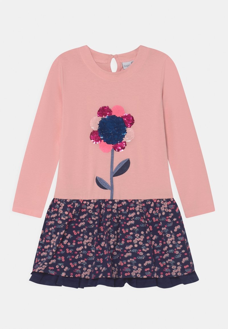 Vestido largo de manga larga rosa con un diseño de flores con lentejuelas en el cuerpo y una falda con estampado floral en azul marino. Presenta una espalda con abertura en forma de llave y un dobladillo con volantes.