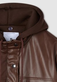 Giacca in ecopelle marrone con cappuccio marrone, dotata di zip frontale, bottoni a pressione e coulisse. Finitura testurizzata e liscia con cuciture visibili.