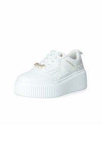 Sneakers platform bianchi con materiale testurizzato, dotati di un design con lacci, hardware decorativo in oro e suola rigata.