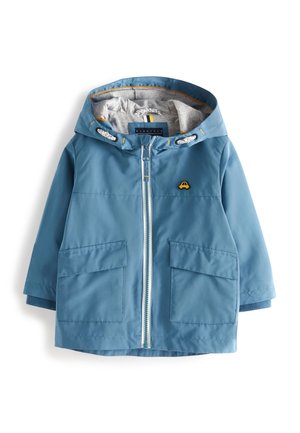 Veste enfant bleue à capuche avec fermeture éclair devant, deux poches à rabat, doublure grise et petit emblème jaune de voiture sur la poitrine.