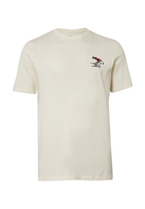 Kremowa koszulka z krótkim rękawem z małym nadrukiem ptaka w czerwonym szaliku biegnącego na górnej lewej części klatki piersiowej.