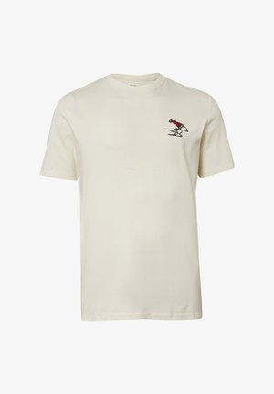Off-white T-shirt met korte mouwen en een kleine afbeelding van een vogel met een rood sjaaltje die rent, geplaatst op de bovenste linkerborst.