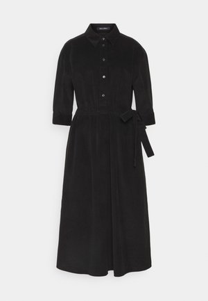 Vestido negro de botones con cuello, mangas tres cuartos, cintura entallada y detalle de lazo; fabricado en un tejido suave y texturizado.