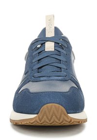 Heren sneakers met een bovenwerk van blauwe suede en leer, textuurveters en een crèmekleurige rubberen zool met zigzag profiel.