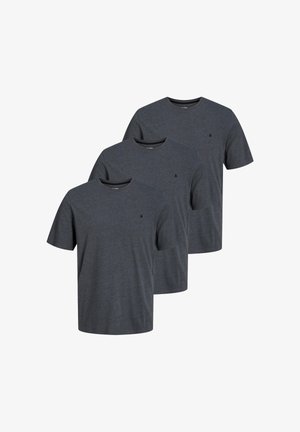 Trois t-shirts gris foncé à manches courtes et col rond empilés en diagonale, avec un petit logo noir sur la poitrine gauche.
