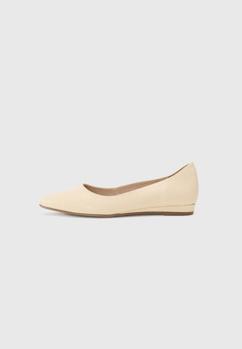 Beige ballerinatohit, valmistettu synteettisestä materiaalista, jossa on teksturoidut pinnat, kärki on viistottu ja matala korokepohja. Sisävuori on sileä ja siinä on vähäiset ommeltyylit.