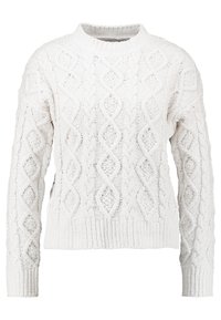 Pull en mailles blanches à côtes, avec un col rond, présentant un motif en forme de diamant texturé, des poignets et un ourlet à côtes. Fabriqué en matériau de tricot épais.