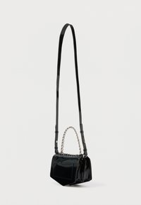 Fekete patentbőr kézitáska geometriai mintával, levehető láncszíjjal és kis elülső zsebbel. Simább textúra, minimális díszítéssel.