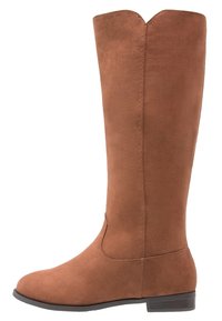 Bottes hautes jusqu'au genou en daim marron avec une texture lisse, un bout arrondi et un talon léger. Présentent une découpe en forme de V en haut pour le design.