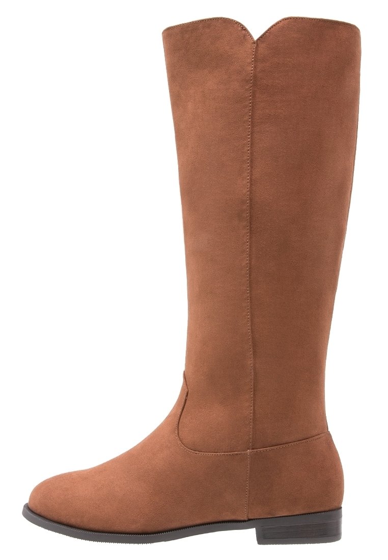 Bottes hautes jusqu'au genou en daim marron avec une texture lisse, un bout arrondi et un talon léger. Présentent une découpe en forme de V en haut pour le design.