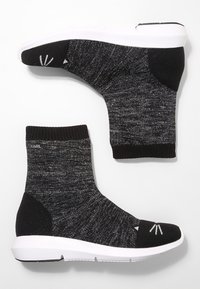 Schwarze und graue Strickknöchelsocke mit einem strukturierten Muster, weißer Sohle und kontrastierendem schwarzen Zehenbereich. Logo in der Nähe des Bündchens angebracht.