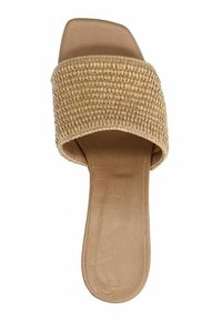 Natuurlijk geweven leren slipper met een brede, getextureerde bovenband. Vlakke, beige buitenzool met een gladde afwerking. Open teen ontwerp.