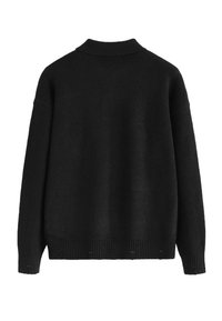 Pull en tricot noir avec un col montant, des épaules tombantes, des bords côtes aux poignets et à l'ourlet, offrant une texture douce et une coupe décontractée.