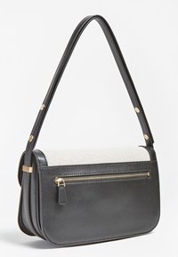 Sort læder skuldertaske med en tekstureret cremefarvet panel, guldfarvede metaldele og en lynlåslomme foran. Har en slank justerbar rem.
