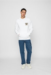 Mister Tee VINTAGE BALLIN - Mikina s kapucňou - white