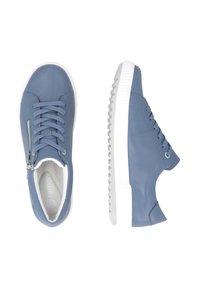 Jasnoniebieskie skórzane trampki z białymi gumowymi podeszwami, wyposażone w sznurowanie z przodu i zamek z boku. Gładka faktura o minimalistycznym designie.