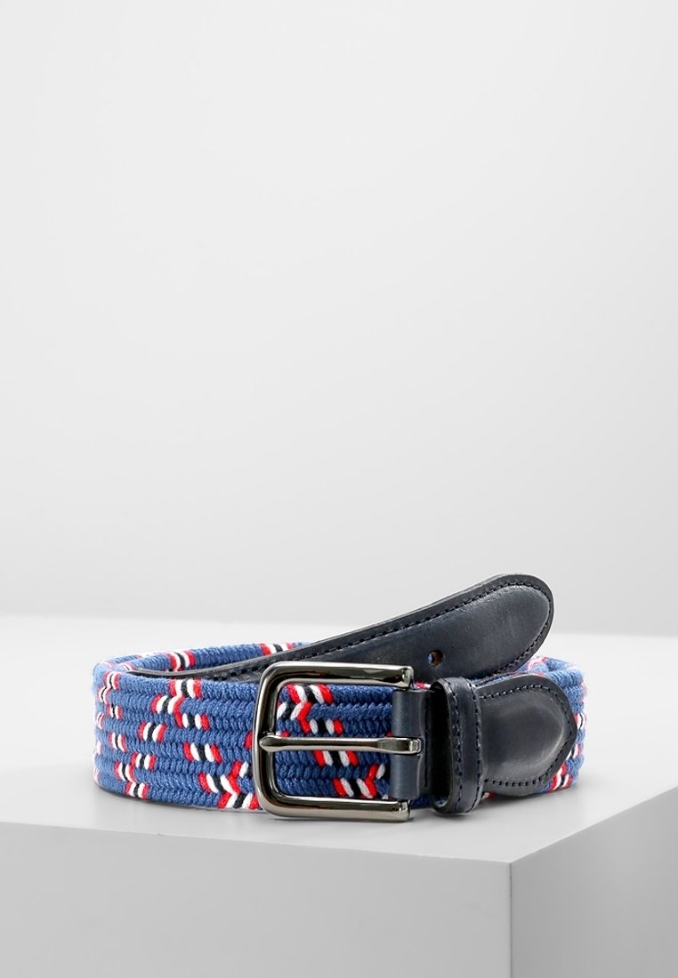 Pasek z tkaniny plecionej w kolorze niebieskim z czerwono-białymi wzorami, z ciemnoszarą klamrą i przelotką ze skóry oraz teksturowanym wykończeniem.