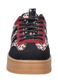 Sneaker met een bovenwerk van zwart suède en een textiel met luipaardprint, bordeauxrode suède accenten, zwarte veters en een profiel van een gumrubber zool.