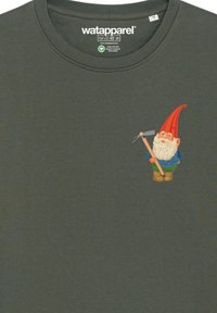 Dunkelgrünes Baumwoll-T-Shirt mit kurzen Ärmeln, das eine Gnom-Grafik zeigt. Der Gnom trägt einen roten Hut, ein blaues Hemd und hält ein Gartengerät in der Hand.