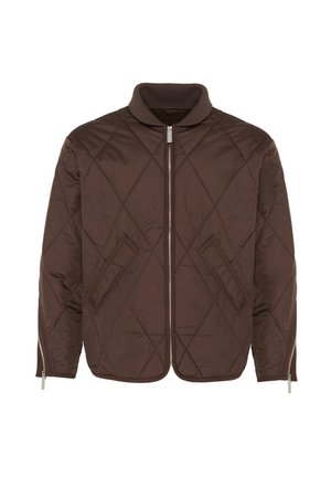Veste matelassée marron avec coutures diagonales, fermeture éclair frontale, deux poches inclinées, col côtelé et détails zippés aux poignets.