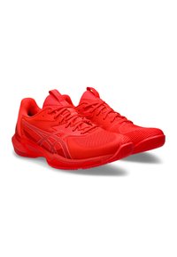 Rote Sportschuhe mit Mesh-Obermaterial, strukturierten Sohlen und verstärkter Zehenpartie. Verfügt über Schnürsenkel und eine Schlaufe an der Ferse für einfaches Anziehen.