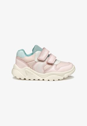 Sneaker rosa e azzurro chiaro con due cinturini a velcro, materiale in rete e sintetico, suola bianca sagomata e dettagli testurizzati.