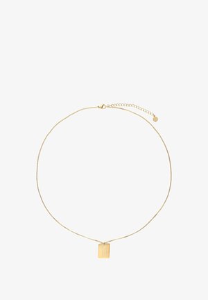 Goldene Halskette mit einer feinen Kette und einem rechteckigen Anhänger mit graviertem Text. Der Anhänger hat eine glatte Oberfläche und ein poliertes Finish.