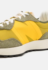 New Balance U327 UNISEX - Sneaker low - green