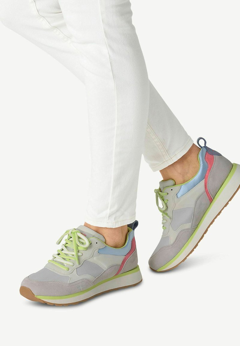 Grijze en meerkleurige sneakers met een bovenzijde van gemengde materialen, voorzien van lichtgroene veters, een gevoerde zool en een rubberen buitenzool.