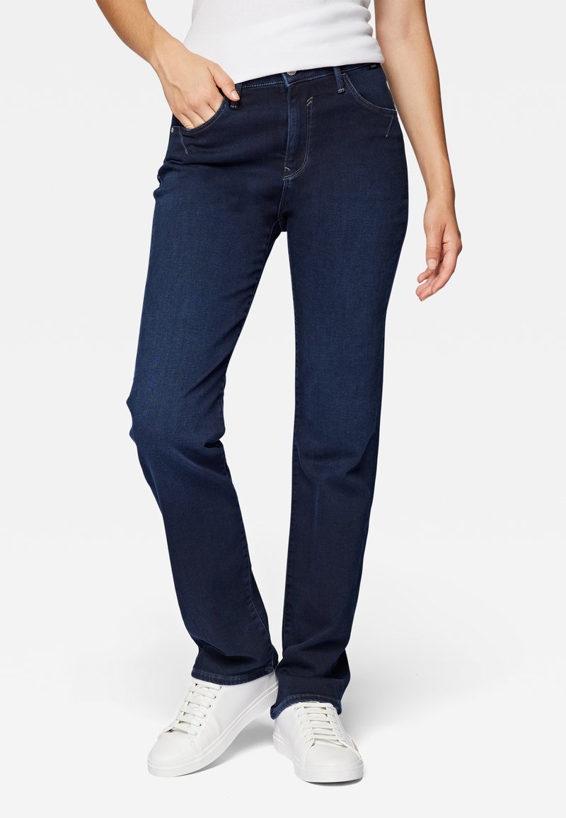 Jeans de mezclilla azul oscuro con corte recto, altura media en la cintura y diseño de cinco bolsillos. Presentan costuras sutiles y una textura suave.