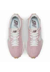 Różowe tkaninowe sneakersy z białymi akcentami i sznurowadłami. Zaokrąglone noski, teksturowana powierzchnia i gumowa podeszwa z jasnobrązowym wzorem.