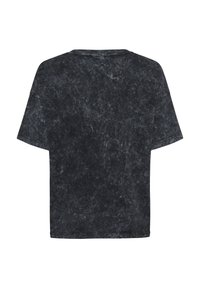Schwarzes T-Shirt mit kurzen Ärmeln, das ein strukturiertes, marmoriertes Muster aufweist. Es hat einen Rundhalsausschnitt und eine lockere Passform und besteht aus weichem Baumwollmaterial.