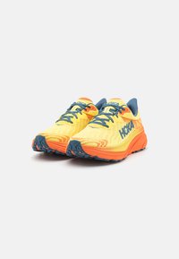 HOKA CHALLENGER 7 - Běžecké boty do terénu - lemonade/squash