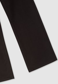 Czarne dżinsy o prostym kroju, z widocznym przeszyciem i czystym wykończeniem. Materiał ma gładką teksturę i odpowiednią wagę.