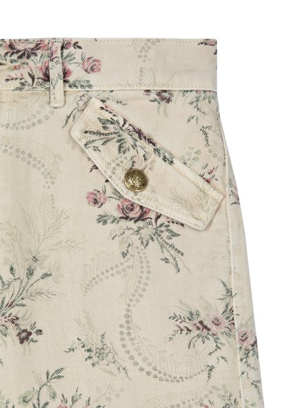 Tela beis con estampado floral, con un bolsillo cosido y un acento de botón dorado redondo. Textura suave, con motivos de rosas y hojas verdes.