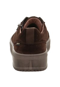 Braune Wildleder-Schuhe mit dicker, transparenter Sohle. Verfügt über ein gepolstertes Innenleben, ein elastisches Band und metallische Hardware-Akzente.
