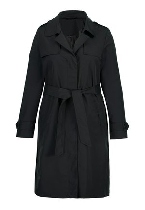 Manteau noir en tissu lisse, avec une taille ceinturée, un large col et des poignets boutonnés. Design minimaliste avec deux poches avant.