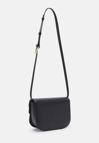 Borsa a tracolla in pelle nera con finitura liscia, chiusura a pattina e una tracolla removibile con dettagli in metallo dorato.