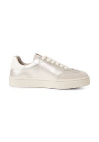 Silberne, metallische Leder-Sneaker mit weißen Wildlederelementen, runder Zehenform, flacher, weißer strukturierten Sohle und weißen Schnürsenkeln.