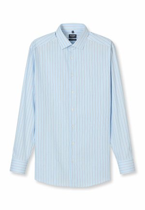 Hellblaues Herrenhemd mit vertikalen weißen und beigen Streifen, langen Ärmeln und Knopfleiste vor weißem Hintergrund.